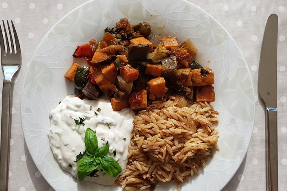 Briami  - Griechisches Gemüse mit Zimtnudeln und Tzatziki