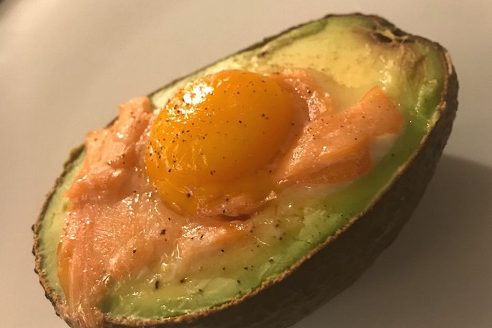 Avocado mit Lachs und Ei 