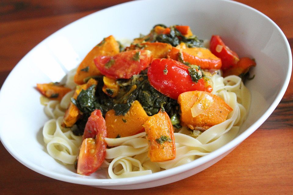 Pasta mit Spinat und gebackenem Kürbis