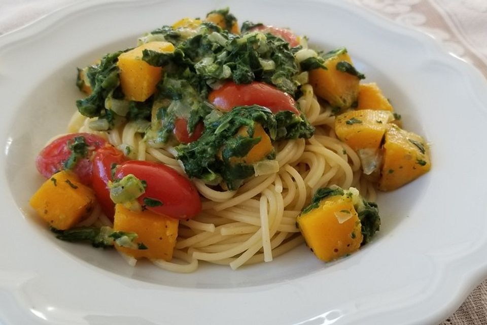 Pasta mit Spinat und gebackenem Kürbis