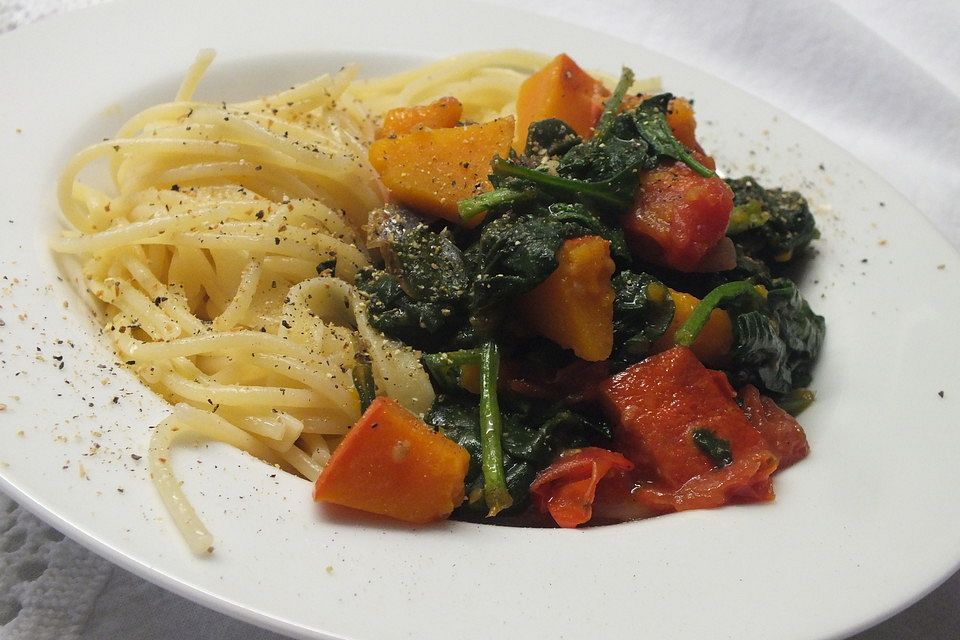 Pasta mit Spinat und gebackenem Kürbis