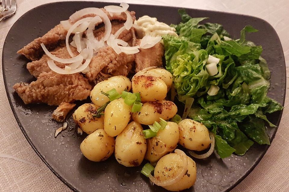 Klassische Bratheringe mit knusprigen Bratkartoffeln