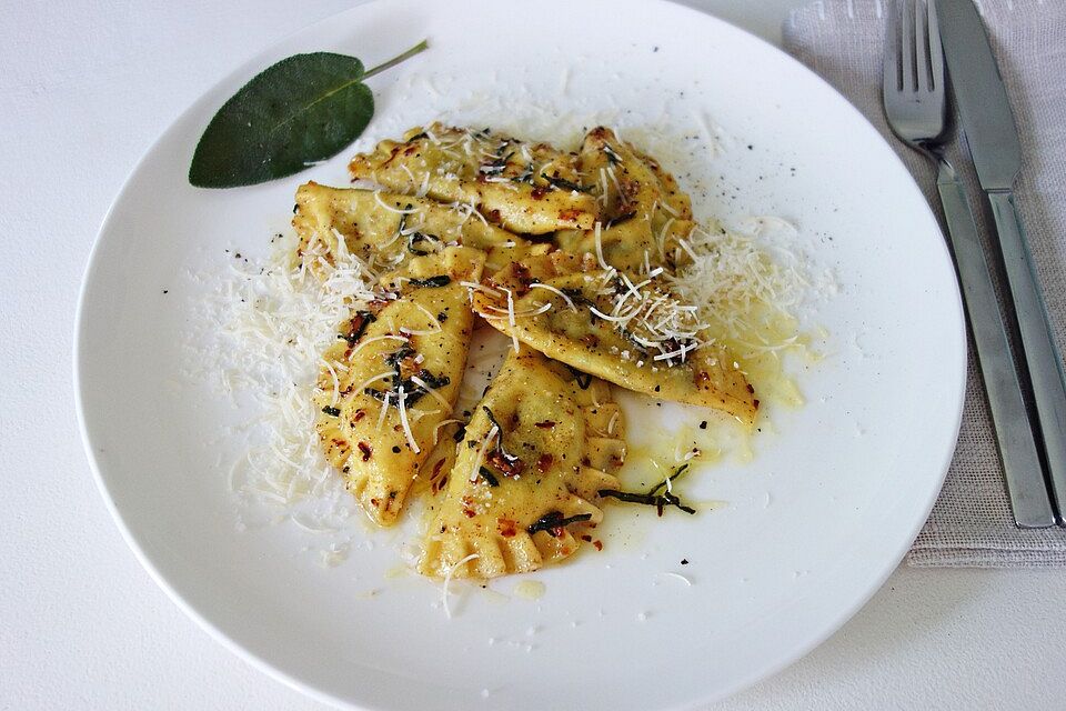 Ravioli in Salbeibutter