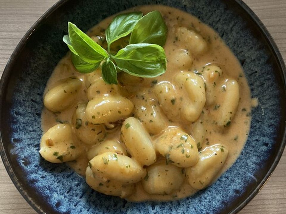 Gnocchi in Speck-Tomaten-Sahne-Soße mit Bergkäse von batn0r| Chefkoch