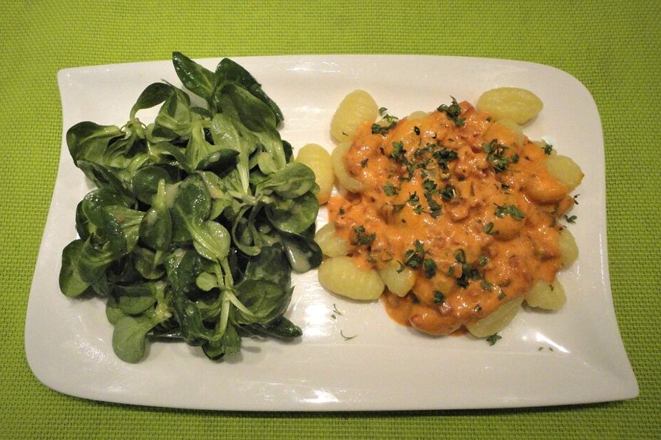 Gnocchi in Speck-Tomaten-Sahne-Soße mit Bergkäse