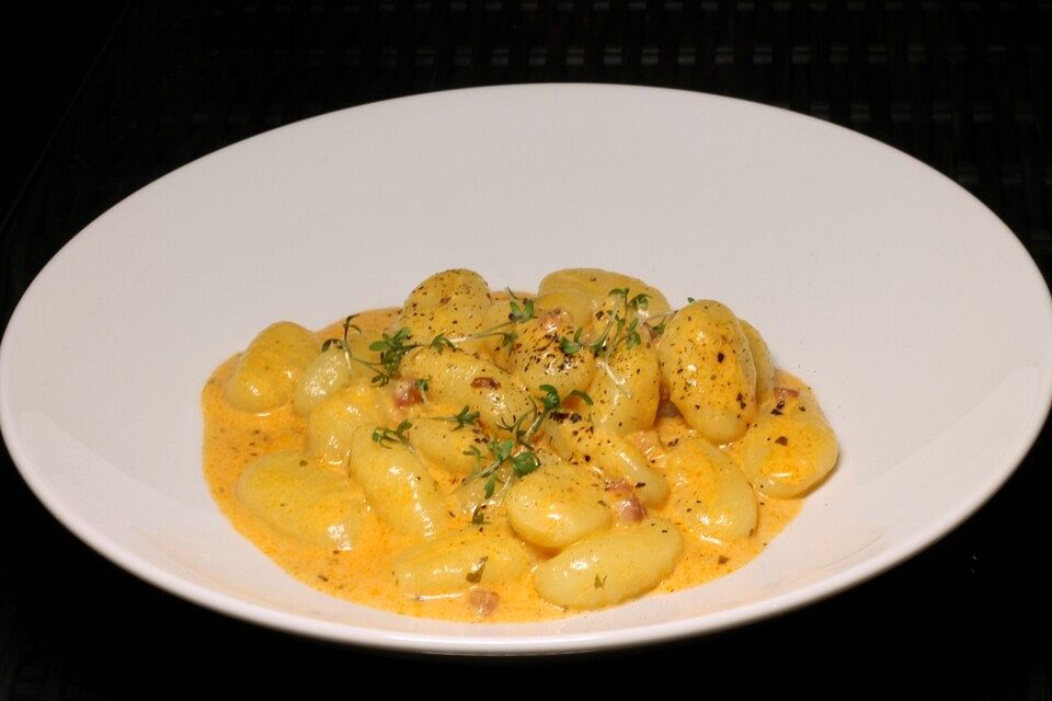 Gnocchi in Speck-Tomaten-Sahne-Soße mit Bergkäse