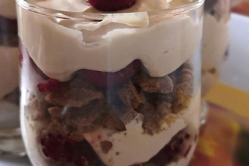 Weihnachtliches Schichtdessert mit Spekulatius und Himbeeren