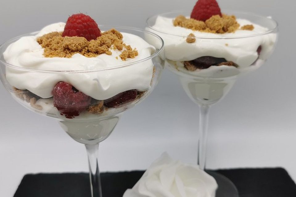 Weihnachtliches Schichtdessert mit Spekulatius und Himbeeren