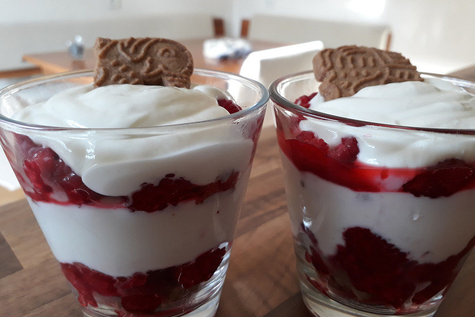 Weihnachtliches Schichtdessert mit Spekulatius und Himbeeren