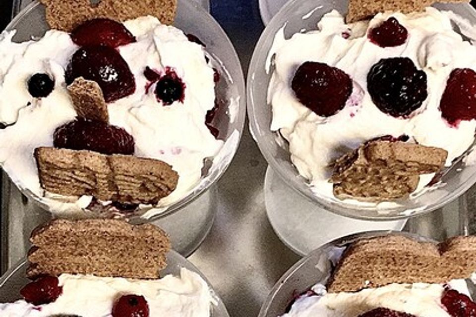 Weihnachtliches Schichtdessert mit Spekulatius und Himbeeren