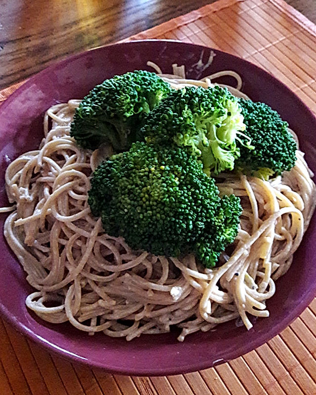 Spaghetti in Sojasahne-Sauce mit Brokkoli