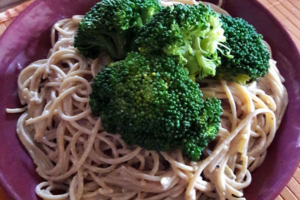 Spaghetti in Sojasahne-Sauce mit Brokkoli