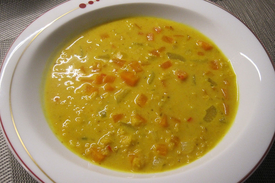 Scharfe Kokos-Gemüsesuppe mit roten Linsen