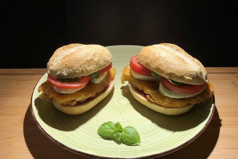 Sommerlicher Hähnchen-Burger mit Tomate-Mozzarella