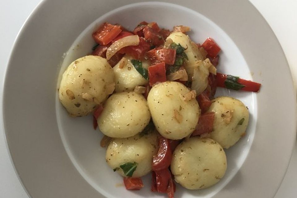 Knödel mit Paprika-Zwiebel-Soße