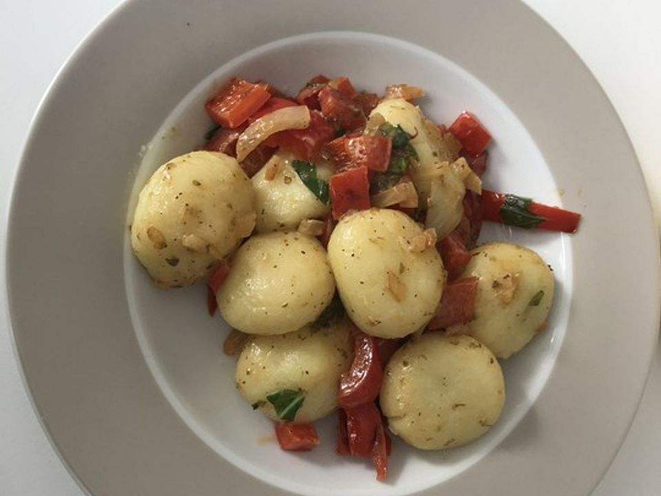 Knödel mit Paprika-Zwiebel-Soße von rbccxx| Chefkoch