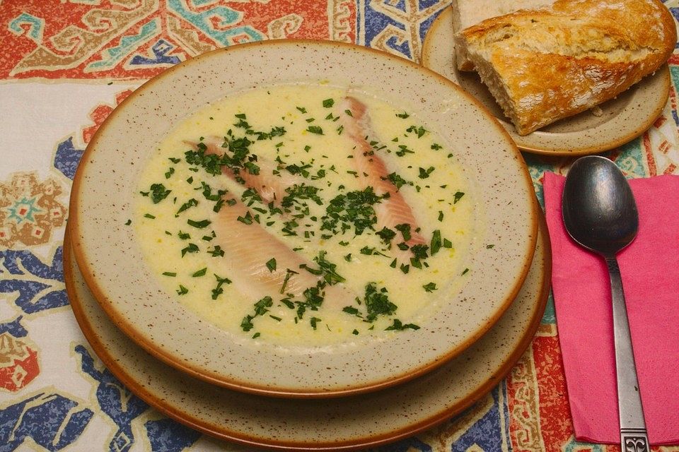 Chicoréesuppe mit geräucherten Forellenfilets