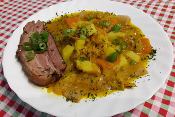 Sauerkrauttopf mit Spanferkelbauch