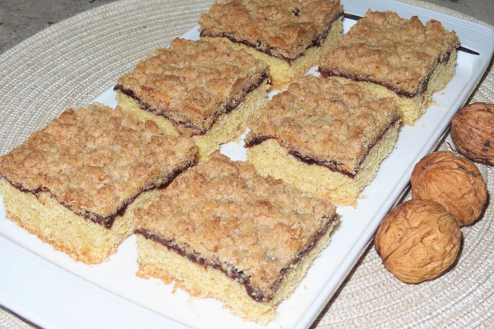 Pflaumenmusschnitten mit Zimt-Nuss-Streusel