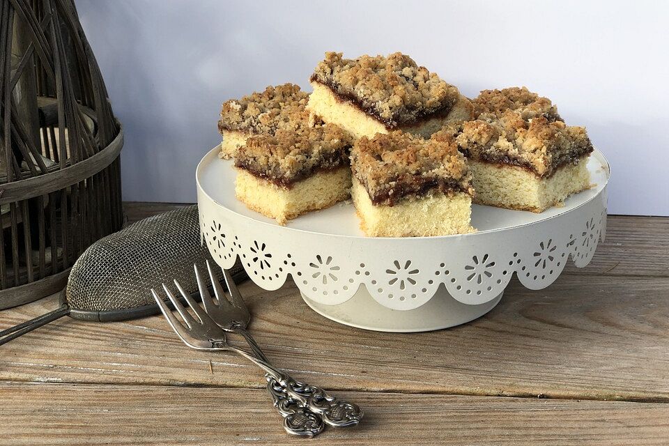 Pflaumenmusschnitten mit Zimt-Nuss-Streusel