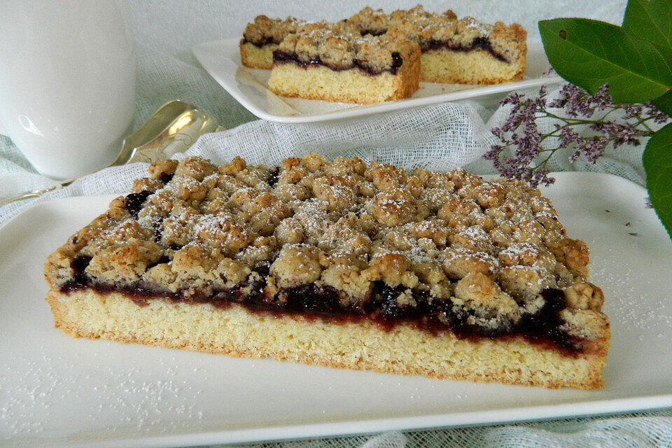 Pflaumenmusschnitten mit Zimt-Nuss-Streusel