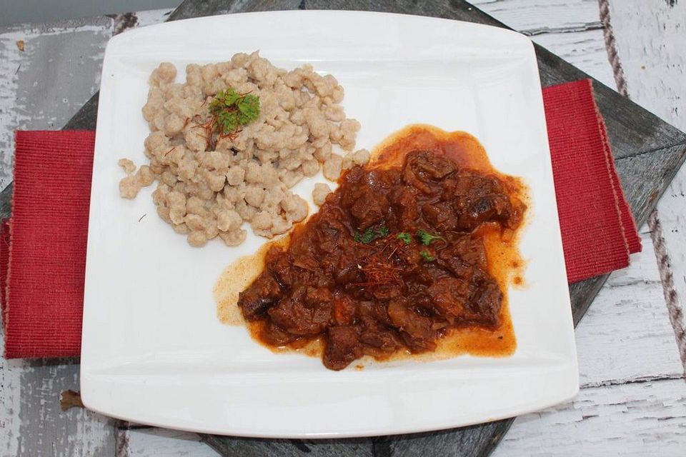 Rindergulasch im Bräter aus dem Backofen