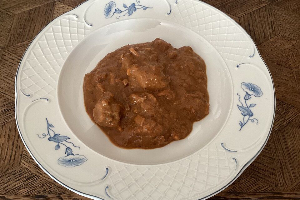 Rindergulasch im Bräter aus dem Backofen