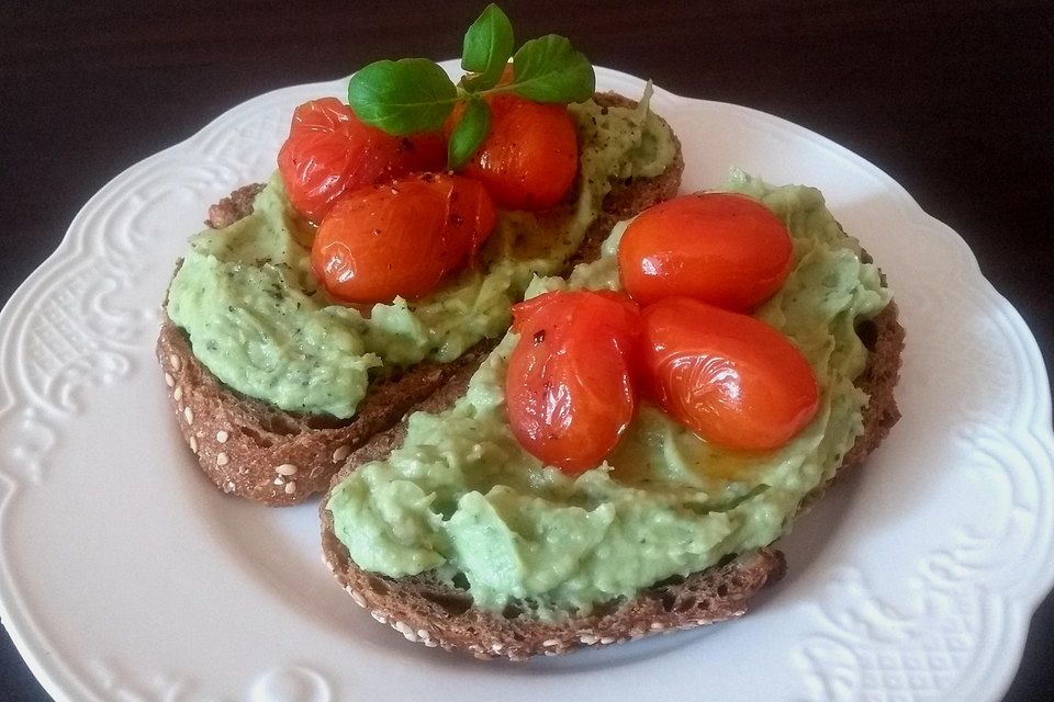 Avocado-Bohnen-Toast mit geschmorten Tomaten