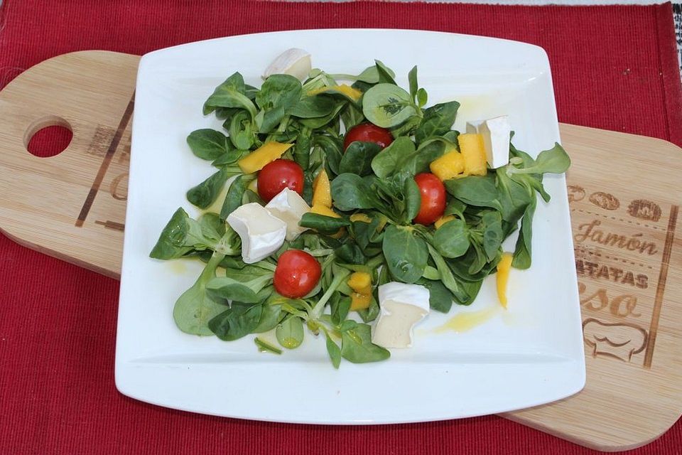 Feldsalat mit Mango und Ziegenkäse