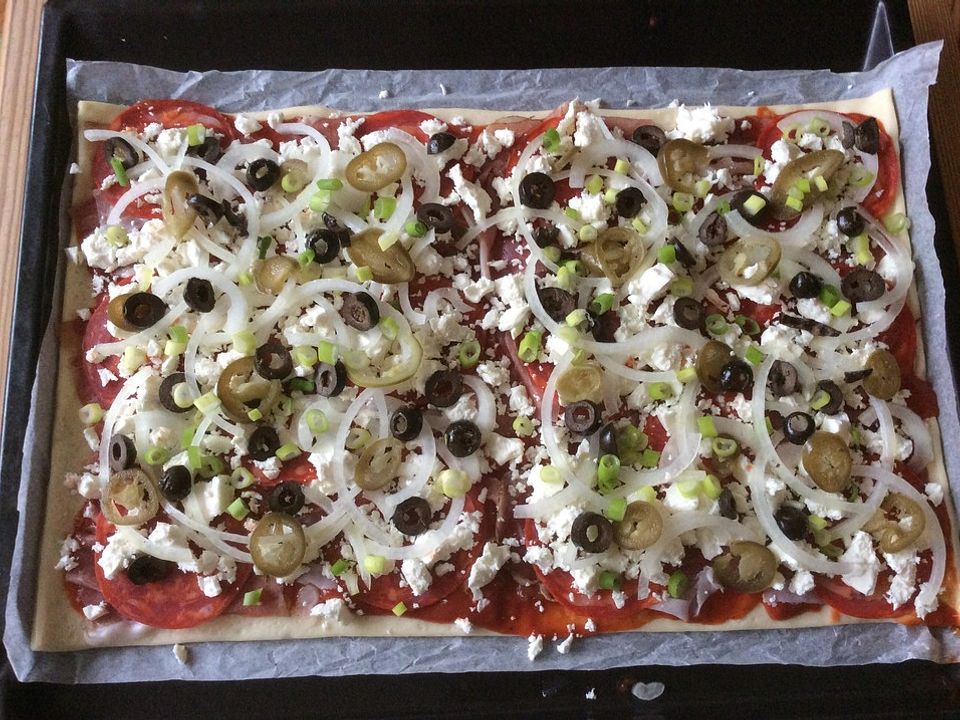 Schnelle Pizza mit Chorizo, Schinken und Schafskäse von pasta66| Chefkoch