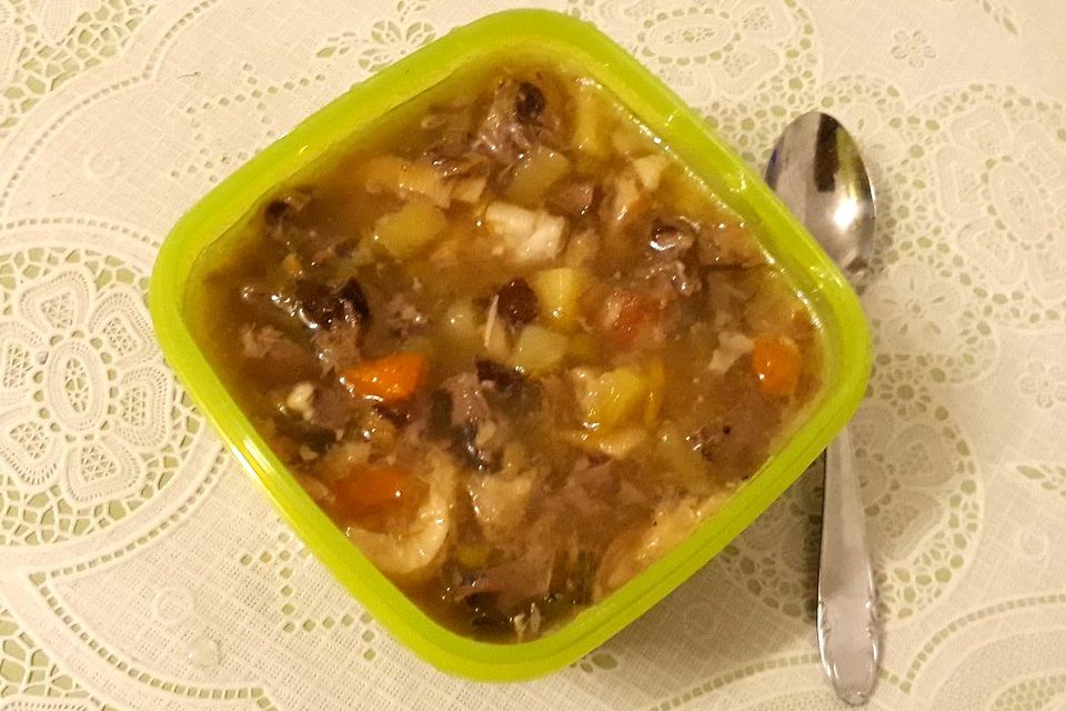 Kaldaunensuppe mit Zunge, Herz, Schweinekopf, Kartoffeln und Gemüse