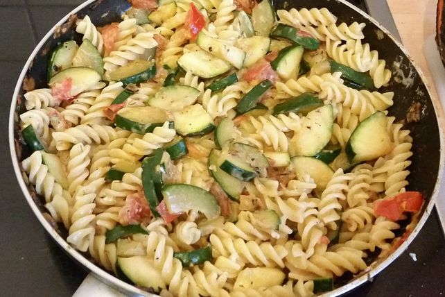 Penne mit Zucchini und Schafskäse von nerorose| Chefkoch