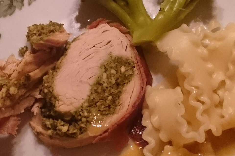 Putenrollbraten mit Petersilienpesto im Speckmantel