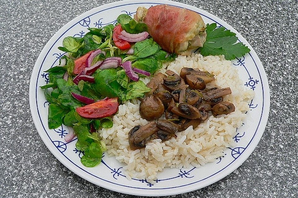 Putenrollbraten mit Petersilienpesto im Speckmantel