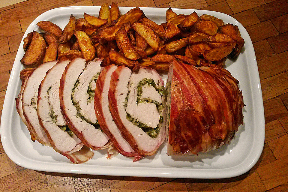 Putenrollbraten mit Petersilienpesto im Speckmantel