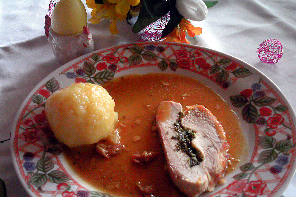 Putenrollbraten mit Petersilienpesto im Speckmantel