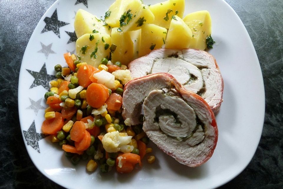 Putenrollbraten mit Petersilienpesto im Speckmantel