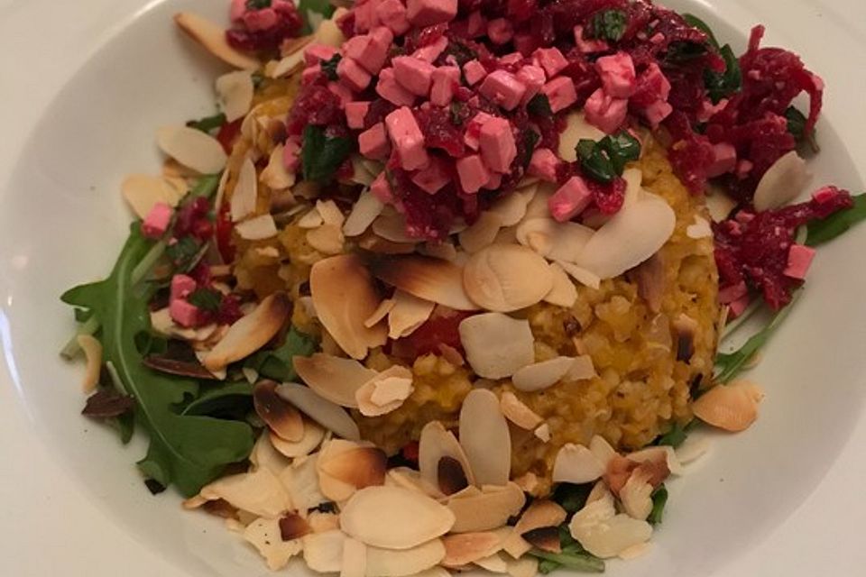 Kürbis-Bulgur auf Rucolabett mit Rote Bete-Hirtenkäse-Minz-Topping und Mandelblättchen