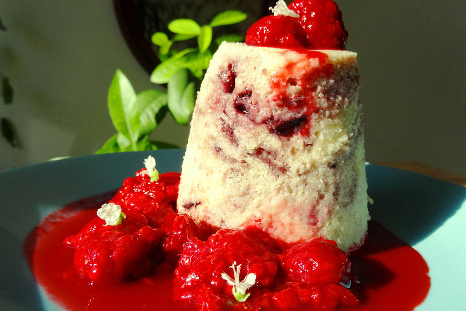 Flammeri mit beschwipsten Himbeeren