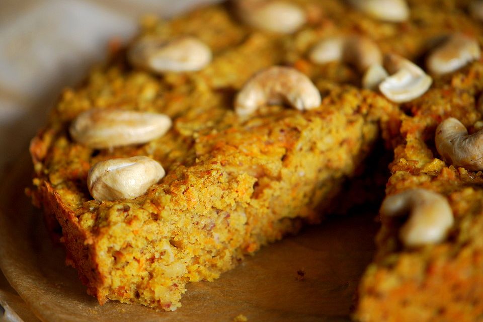 Apfel-Ingwer-Karottenkuchen mit Cashewkernen