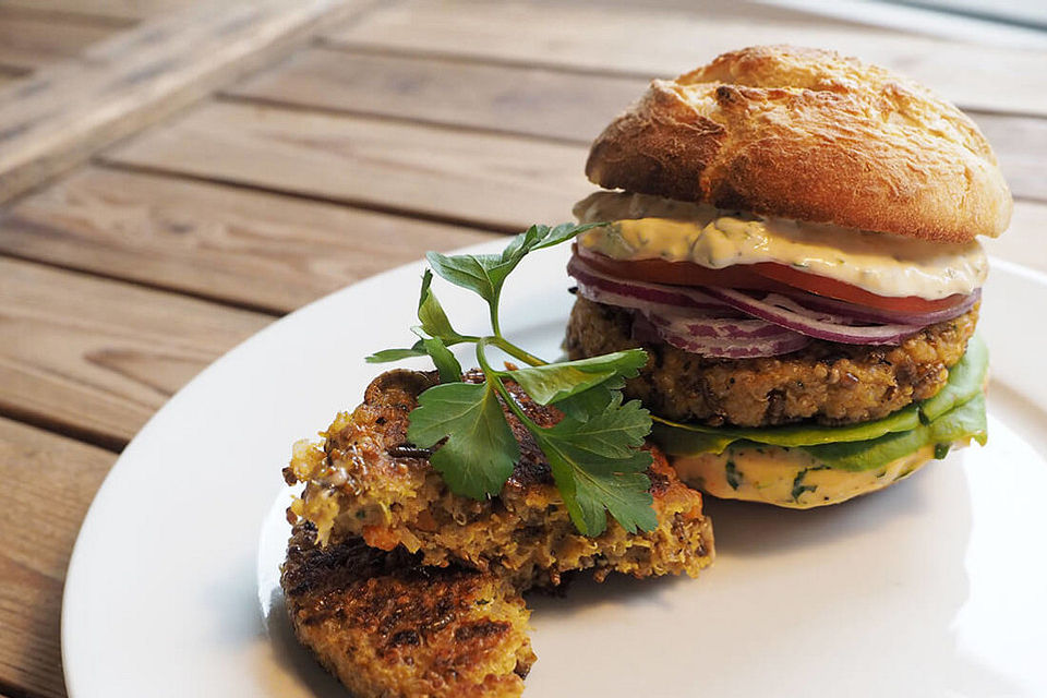 Mehlwurm-Quinoa-Patties mit Koriander