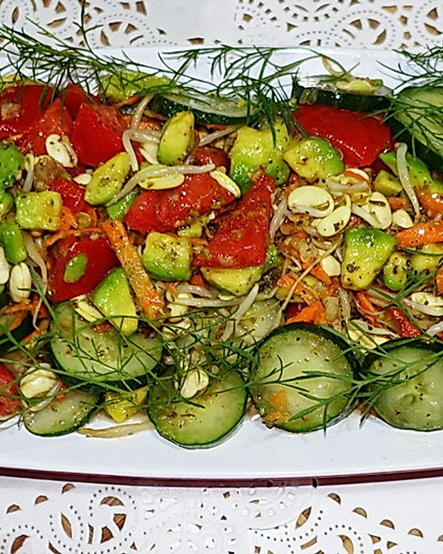 Würziger, gemischter Salat mit Avocado und Sojasprossen