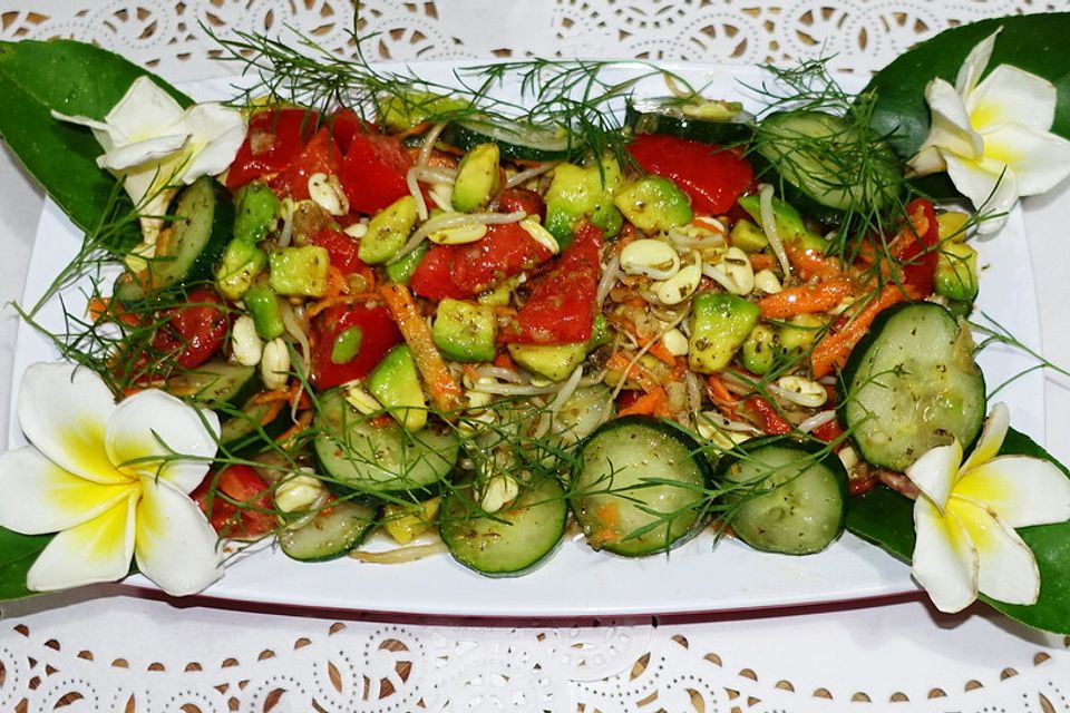 Würziger, gemischter Salat mit Avocado und Sojasprossen