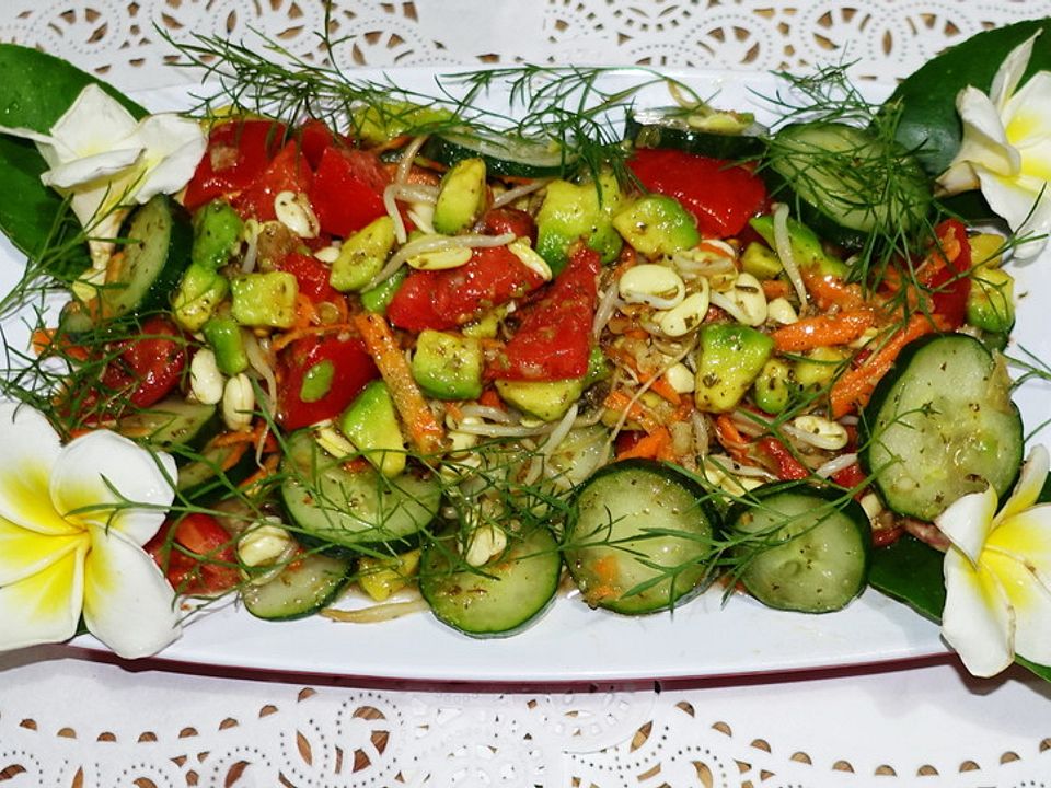 Würziger, gemischter Salat mit Avocado und Sojasprossen von dieter ...