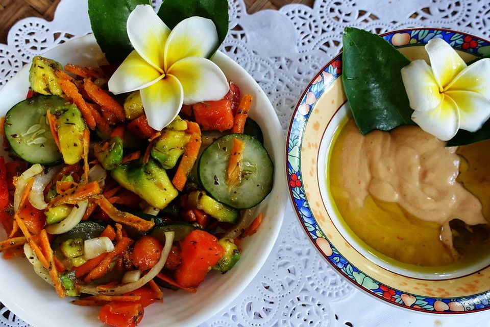 Bunter Salat mit Avocado und Papaya