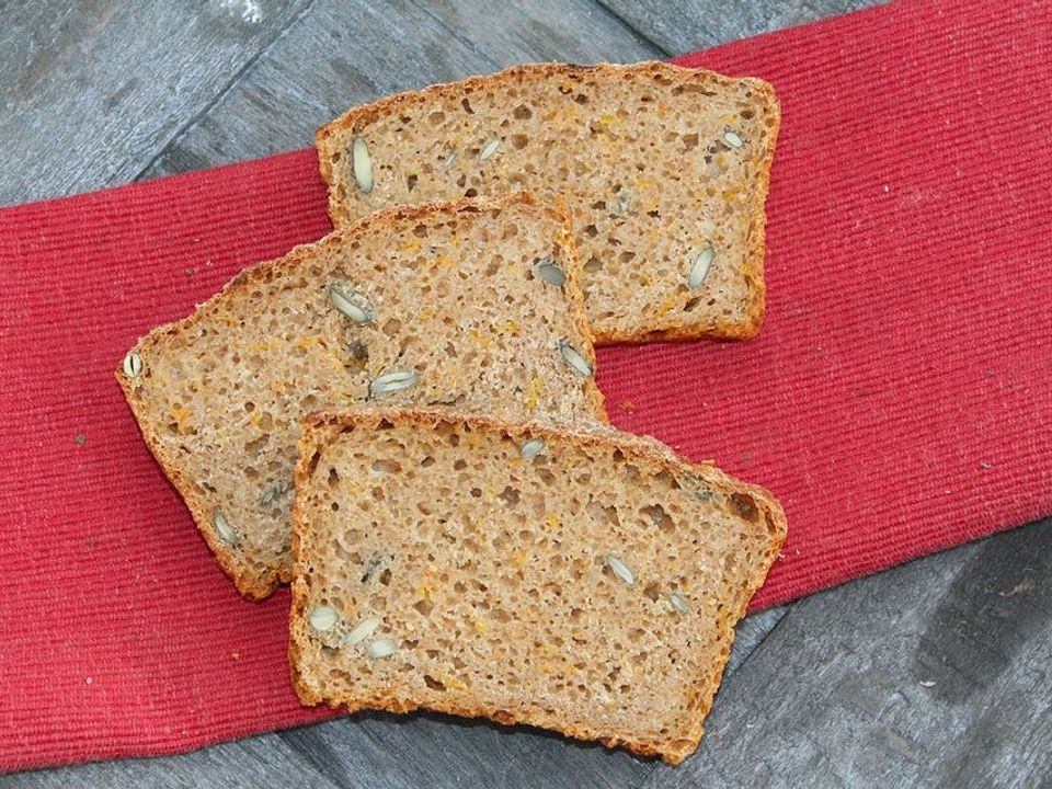 Vollkorn-Sauerteig-Brot mit Emmer, Dinkel, Weizen, Kürbiskernen und ...