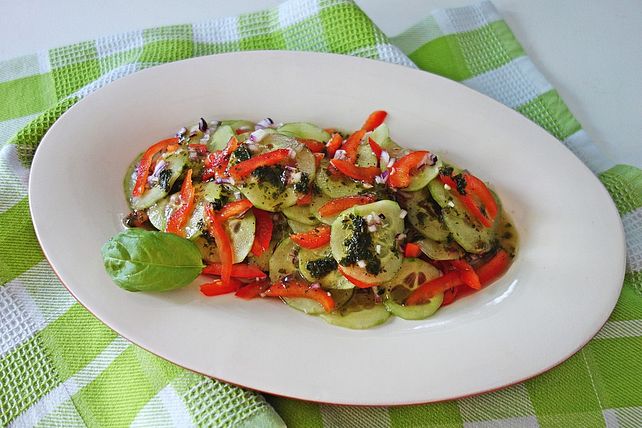 Gurkensalat mit Paprika und Basilikumöl von Anaid55| Chefkoch