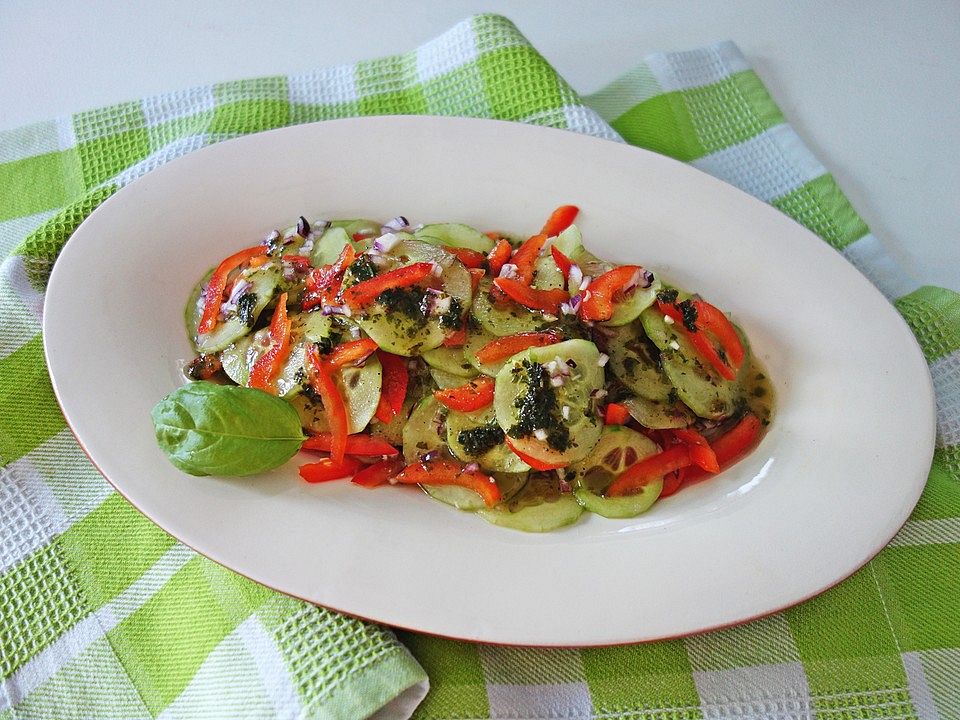 Gurkensalat mit Paprika und Basilikumöl von Anaid55| Chefkoch