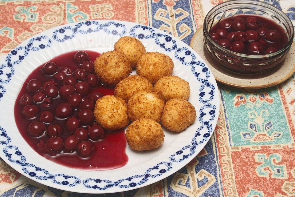 Frittierte Reisbällchen mit warmen Sauerkirschen