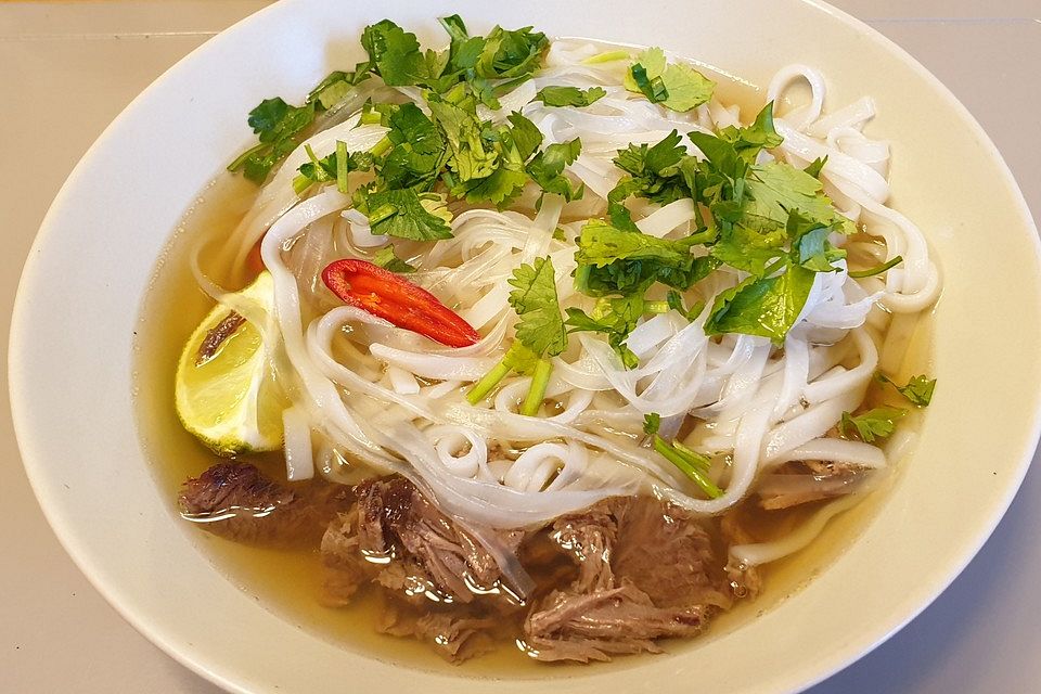 Pho Bo - Vietnamesische Rindfleischsuppe